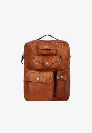 Zaino in pelle marrone con molteplici tasche, dettagli in metallo argentato, superficie leggermente strutturata e design rigido. Caratterizzato da una maniglia superiore e una cerniera.