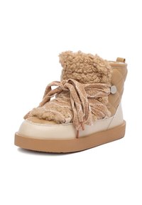 Botine bej cu un superior dintr-un material textil pufos și ondulat, panou lateral matlasat și sireturi groase, așezate pe o talpă din cauciuc bej, cu cusături decorative.