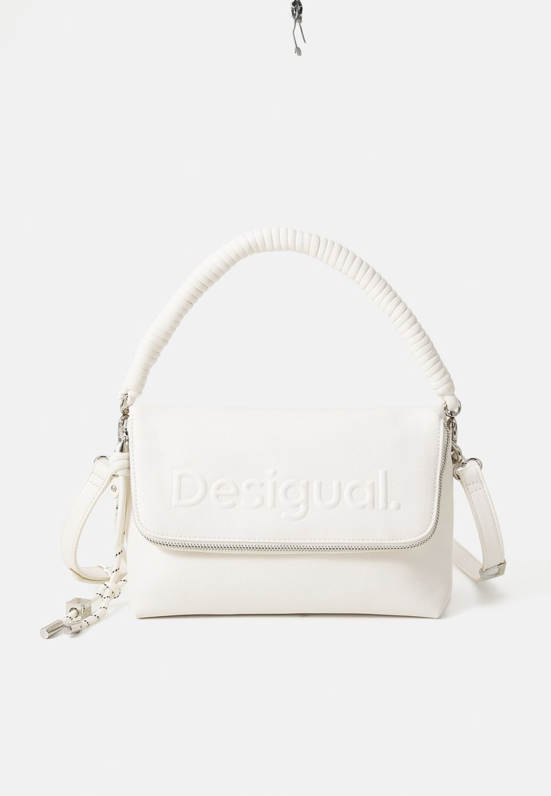 Borsa a mano in pelle bianca con manico in grippato, logo impressa sulla patta, tracolla rimovibile e chiusura con zip. Forma compatta e rettangolare.