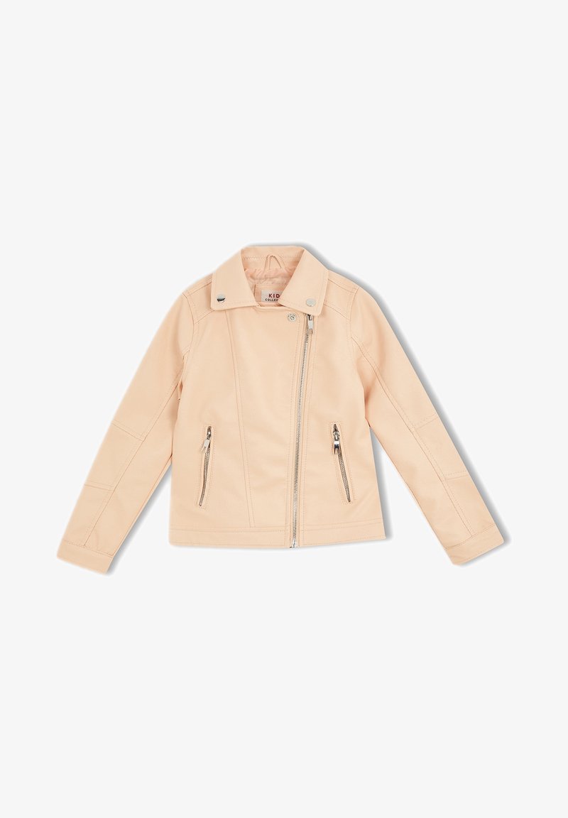 Lichtroze kinderjas van nepleer met asymmetrische ritssluiting aan de voorkant, twee zakken met rits, lange mouwen en details met drukknoopkraag.