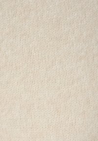 Tissu tricoté beige clair avec une texture douce, présentant un motif côtelé uniforme sur toute la surface. Adapté pour les vêtements ou accessoires.