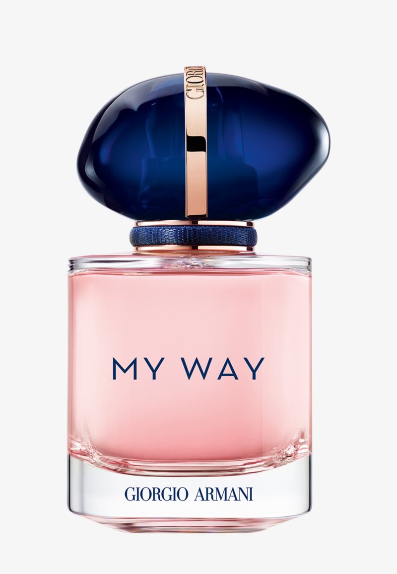 Glas-Parfümflasche mit rosa Flüssigkeit, beschriftet mit "My Way" von Giorgio Armani, mit einem großen dunkelblauen Deckel und rosegoldenen Akzenten.