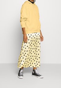 Monki Felpa con cappuccio - yellow