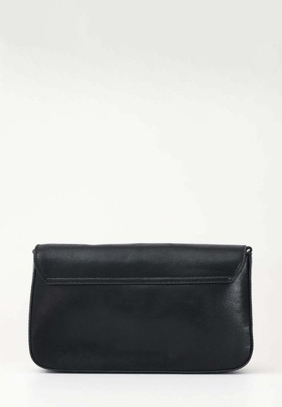 Borsa a mano in pelle nera con chiusura a pattina, esposta su uno sfondo chiaro, che evidenzia il suo design elegante e minimale.