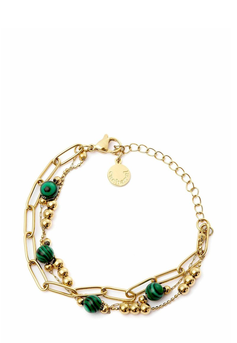 Braccialetto in metallo dorato con catena, caratterizzato da perline a strisce verdi alternate e tondi accenti dorati, completato con un gancio a moschettone e un'etichetta con logo.