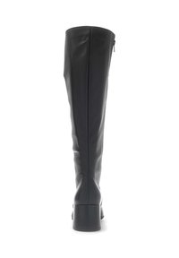 Botas de cuero negro hasta la rodilla con una textura suave, punta redondeada y tacón cuadrado. Cuentan con una cremallera trasera para ponerlas con facilidad.