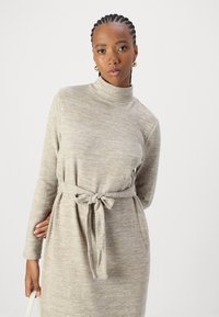 Vero Moda VMBELLA SHORT - Neulemekko - silver mink