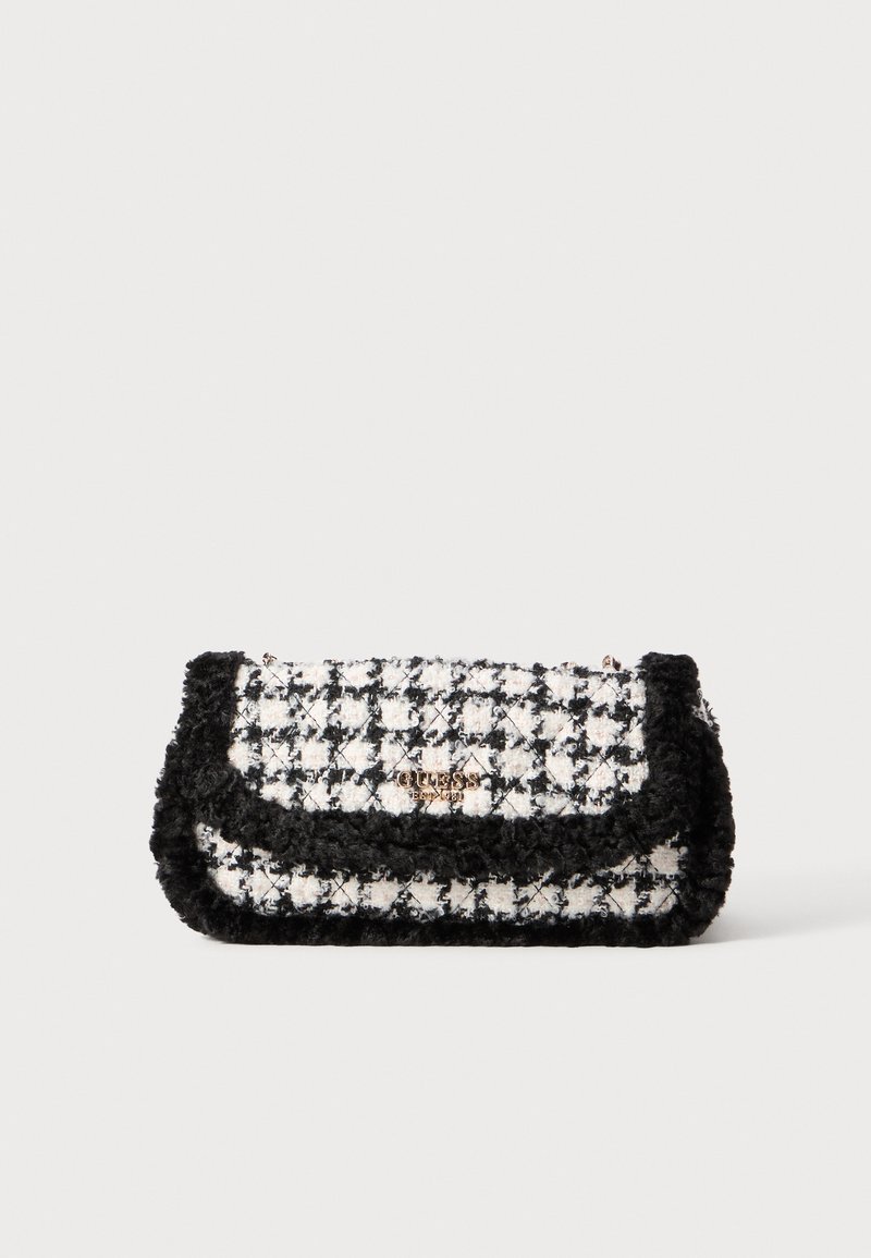 Czarna i biała kopertówka z tweedu z puszystym czarnym wykończeniem, zdobiona wzorem w houndstooth oraz złotym akcentem logo z przodu.