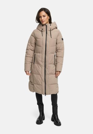 Lange beige pufferjas met een ritssluiting aan de voorkant, een capuchon en twee zijzakken met rits. Beschikt over doorgestikte panelen en zwarte hardware-accenten.