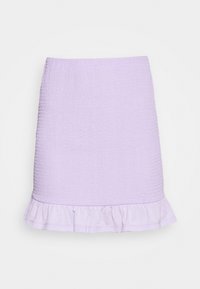 Mini-jupe texturée lilas avec un ourlet à volants, coupe droite et tissu doux.