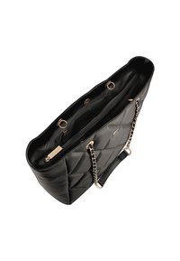 Zwarte gewatteerde totebag met ketting en leren schouderband. Interieur bevat meerdere compartimenten en een ritsvak. Soepele leren textuur.