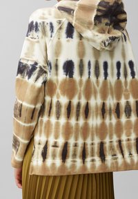 Felpa con cappuccio caratterizzata da un motivo tie-dye in tonalità di marrone, beige e nero. Tessuto morbido, vestibilità comoda e design distintivo sul retro.