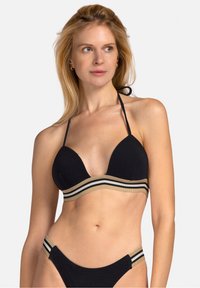 Czarny zestaw bikini z trójkątnym stanikiem o jasnobrązowym pasku, wykończonym czarno-białymi paskami. Regulowane sznurki i elegancki design.