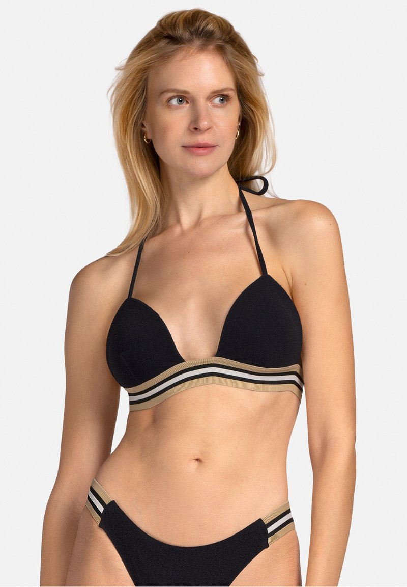 Czarny zestaw bikini z trójkątnym stanikiem o jasnobrązowym pasku, wykończonym czarno-białymi paskami. Regulowane sznurki i elegancki design.