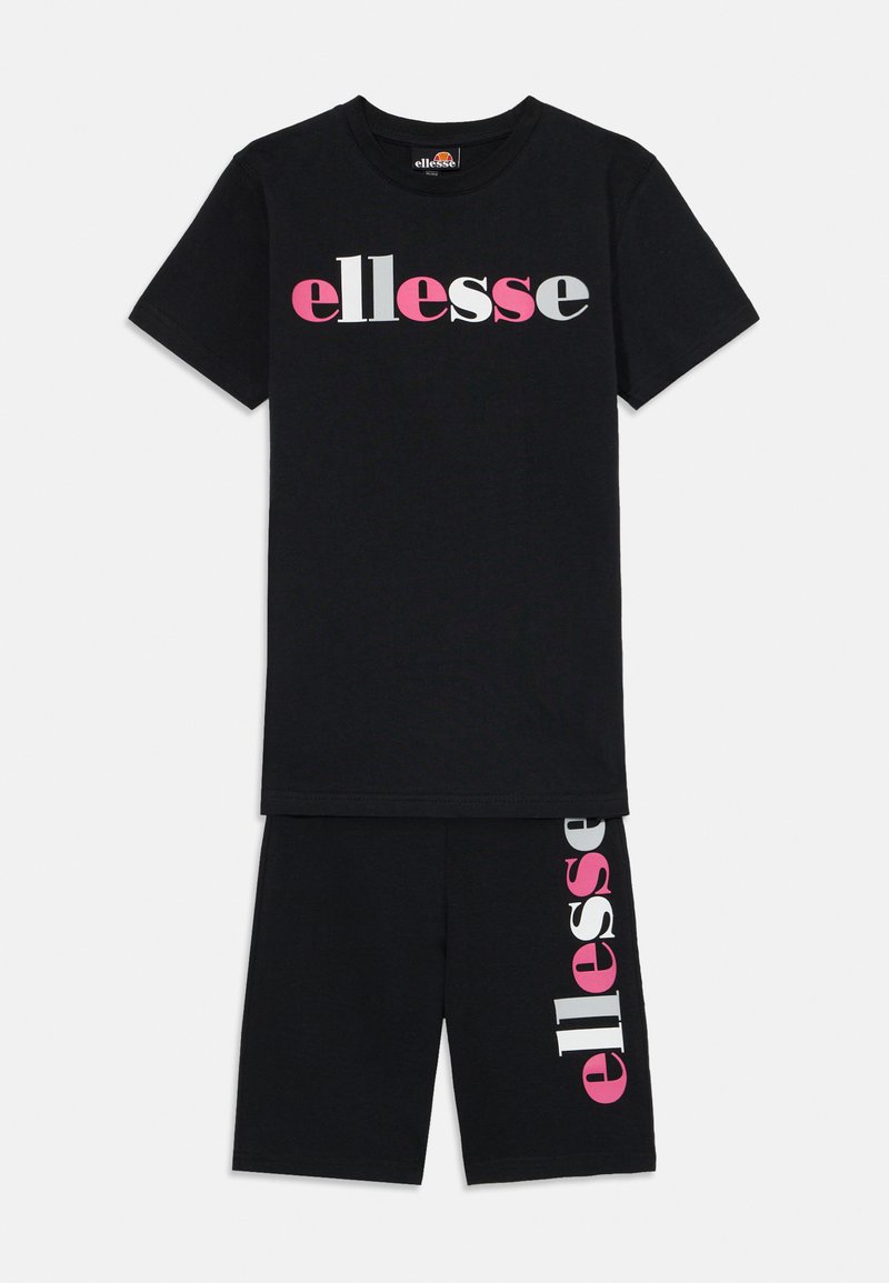 Ensemble t-shirt à manches courtes et shorts en coton noir, arborant un graphique multicolore "ellesse" sur le devant des deux pièces.
