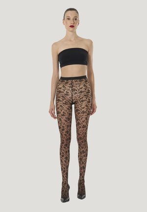 Sorte strømpebukser med blomsterprint og gennemsigtig tekstur, høj talje og en glat finish, båret med en sort bandeau-top og høje hæle.