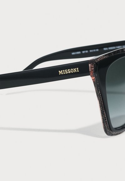Czarne okulary przeciwsłoneczne z ciemnymi soczewkami, z teksturowanym, błyszczącym czarnym wykończeniem i złotym logo "MISSONI" z boku. Kanciasty, nowoczesny design.