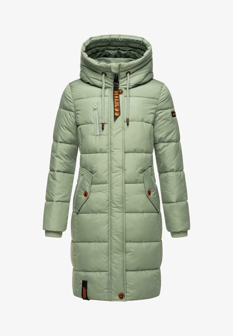 Chaqueta acolchada verde claro con capucha, bolsillos con cremallera, puños elásticos y detalle de marca naranja. Acabado liso y texturizado.