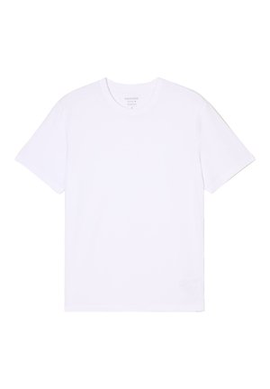 Camiseta blanca de manga corta hecha de algodón, con cuello redondo y corte holgado. Textura lisa sin patrones ni detalles visibles.