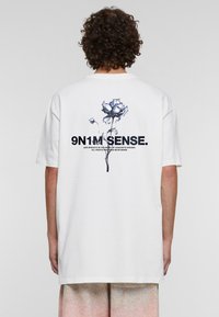 9N1M SENSE FLOWER TEE - Apdrukāts T-krekls - ready for dye