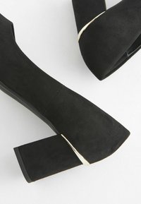 Next FOREVER COMFORT SQUARE TOE REGULAR WIDE FIT - Klassikalised kontsakingad - black gold