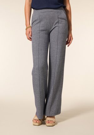 Brede pantalon in een visgraatpatroon, met een marineblauwe en witte kleurenschema, gestructureerde stof en voornaad detail.