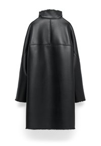 Zwarte nepleren jas met hoge kraag, oversized pasvorm en raw hem detail. Voorzien van subtiele naden en een soepele textuur.