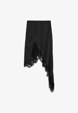 Falda de seda negra con un dobladillo asimétrico, con un borde de encaje y una textura suave y brillante.