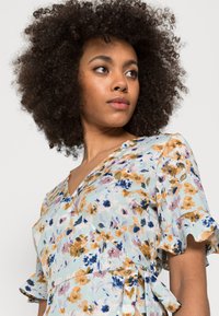 Vero Moda VMHENNA WRAP TOP - Blusa - ether maddy