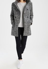 ONLY Petite Abrigo corto - grey