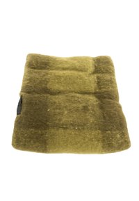 Cuscino rettangolare realizzato in feltro olive verde, morbido e texture. Presenta cuciture orizzontali per la struttura, con un piccolo etichetta nera su un lato.