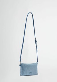 Borsa a tracolla blu con superficie testurizzata, caratterizzata da motivi a diamante e una tracolla staccabile. Gli accessori in metallo argentato valorizzano il design.