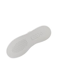 Suela de zapato blanca con una superficie texturizada, que presenta un patrón de cuadrícula y agujeros de drenaje negros. Incluye el logo "Geox" en el lateral.