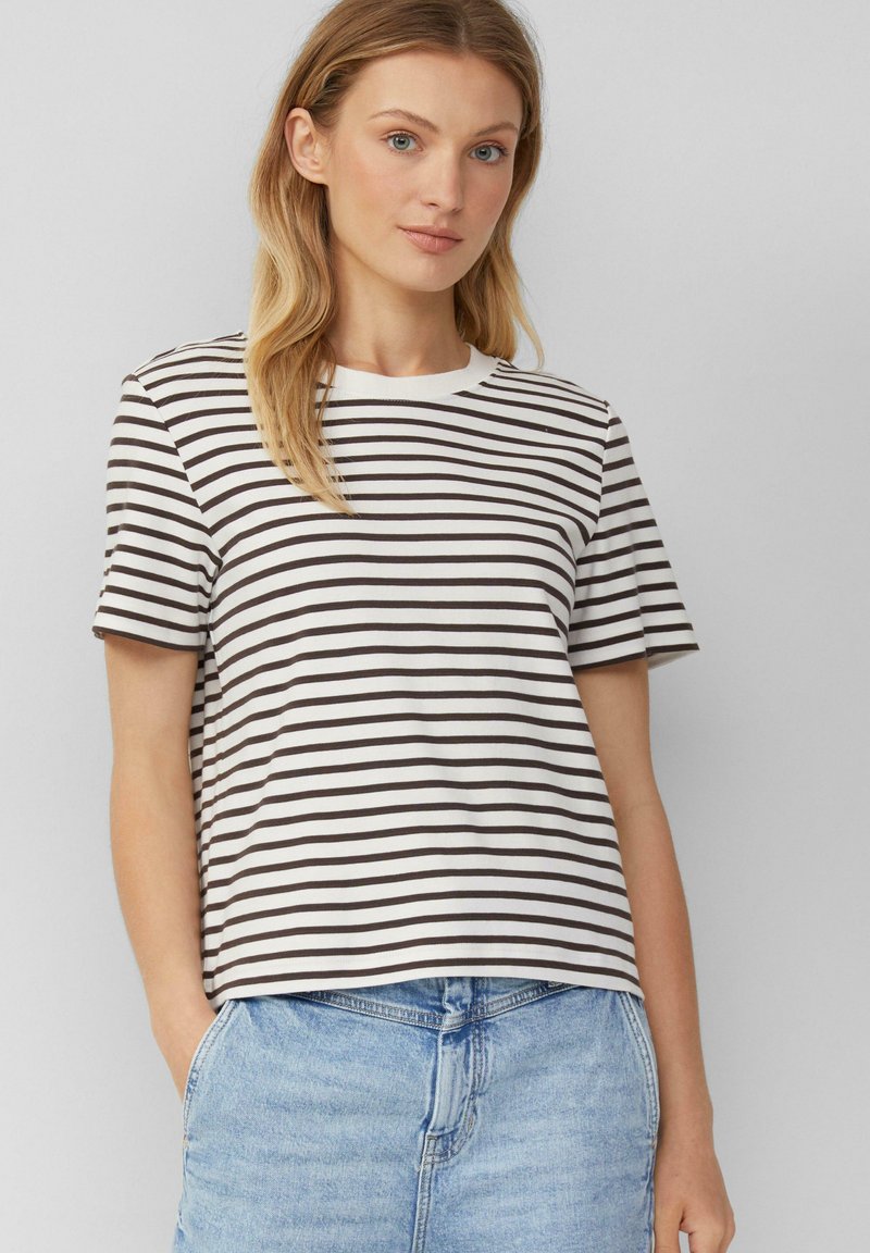 Gestreiftes T-Shirt in Weiß und Dunkelbraun, kurze Ärmel, runder Halsausschnitt, aus weichem Stoff. Getragen mit hellblauen Jeansshorts.
