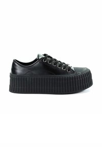 Czarne sneakersy na platformie z teksturowaną gumową podeszwą, okrągłym noskiem i metalowymi oczkami. Posiadają czarne sznurówki i górę z gładkiej skóry.