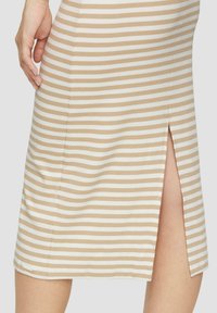 Gestreifter Rock in Beige und Weiß, aus geripptem Material, mit einem seitlichen Schlitz und einem leicht abgerundeten Saum.