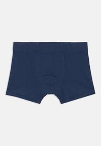 Námornícky modré bavlnené boxerky s priliehavým strihom, ktoré majú mäkký pás a hladkú textúru. Obsahujú predný otvor a nemajú žiadne vzory.
