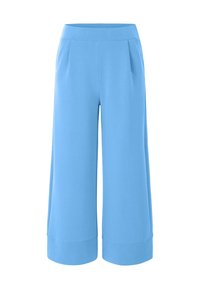Culotte blu chiaro realizzati in tessuto morbido, caratterizzati da un design a gamba larga, vita piatta e orli risvoltati con pieghe laterali.