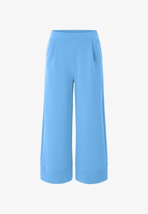 Culotte blu chiaro realizzati in tessuto morbido, caratterizzati da un design a gamba larga, vita piatta e orli risvoltati con pieghe laterali.