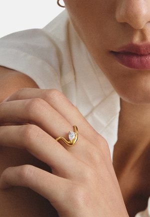 THOMAS SABO, RING MIT ZIRKONIA IN TROPFENFORM - Ring - gelb gold-colouredfarben weiß