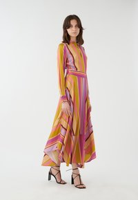 Langärmliges Midi-Kleid mit auffälligen horizontalen Streifen in Pink, Gelb und Lila. Hergestellt aus leichtem Stoff mit fließender Silhouette.