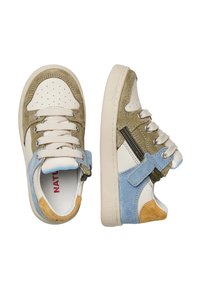 Sneakers con una combinazione di pelle bianca e camoscio verde oliva, azzurro pallido e beige. Presentano lacci e dettagli con zip laterale. Design con punta rotonda.