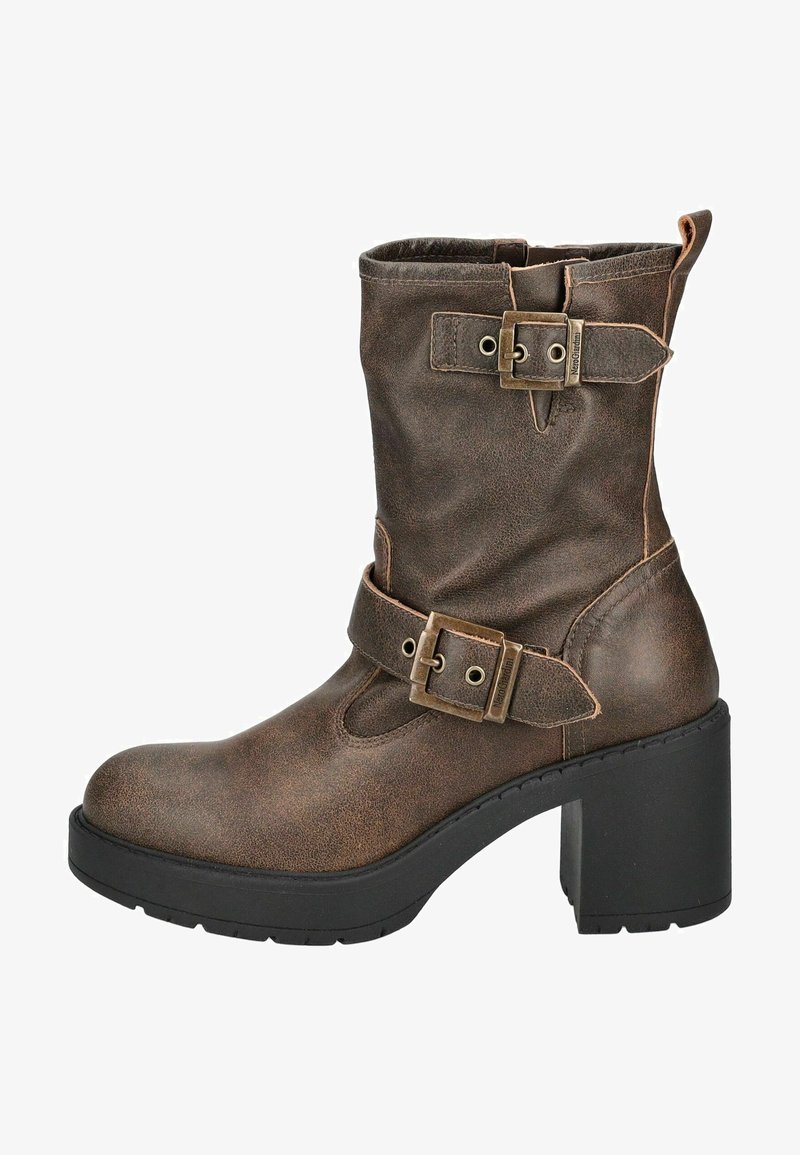 Brązowy skórzany botek za kostkę z okrągłym czubkiem, dwoma regulowanymi klamrami, teksturowaną powierzchnią i masywnym obcasem. Posiada czarną gumową podeszwę.