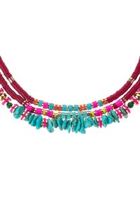 Collier multi-brins avec des pierres turquoise, des perles roses et oranges vives, des accents en or et des cordons maron texturés.