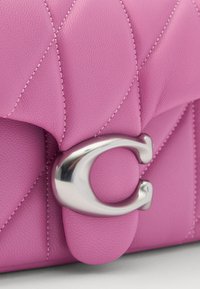 COACH TABBY SHOULDER BAG 20 WITH PILLOW QUILTING - Cross body bag - pink