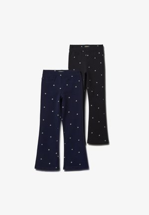 Twee paar uitlopende leggings; één in marineblauw en één in zwart, beide met kleine lichtblauwe hartjespatronen. Zachte rekbare stof met zakken.