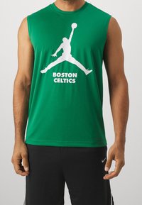 Groen mouwloos shirt met een witte "Jumpman" silhouet en de tekst "BOSTON CELTICS", gemaakt van lichtgewicht stof.