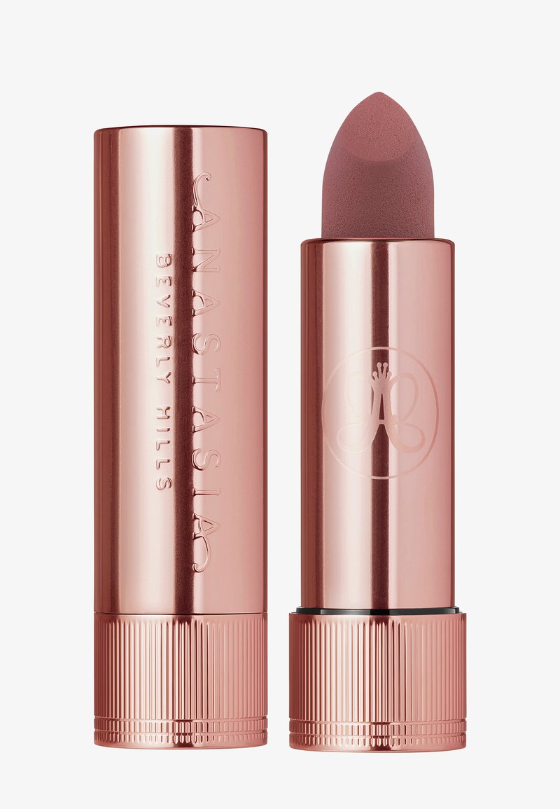 Mauve lippenstift in een glanzende roségouden metallic huls. Voorzien van gegraveerde merknaam en logo, met een ronde bullet tip en geribbelde basis.