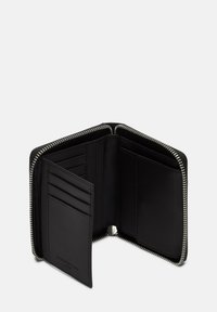 Portefeuille en cuir noir avec fermeture éclair, plusieurs emplacements pour cartes, et une texture lisse, avec un logo en relief à l'intérieur.