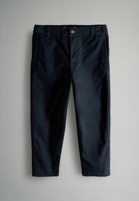 Marineblaue Hose mit glatter Textur, ausgestattet mit einem Knopfverschluss, Gürtelschlaufen und zwei seitlichen Taschen; schmal zulaufendes Bein Design.